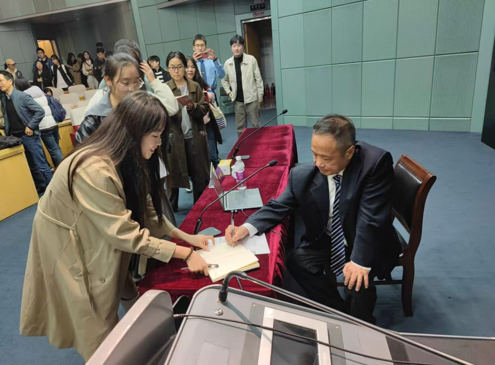 法学名家讲坛:中国人民大学王利明教授主讲“生成式人工智能侵权风险与应对”-南京大学法学院
